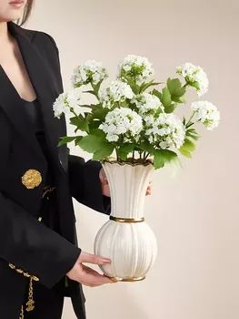Керамическая ваза в кремовом стиле, расписанная белым золотом, с изысканной композицией из роз на водной основе, оформленная во французском стиле ретро.